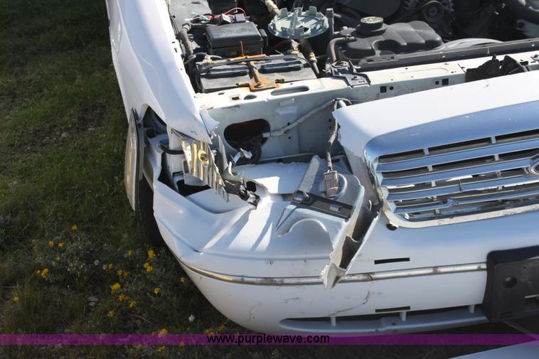 image for item G4951 2000 Ford Crown Victoria