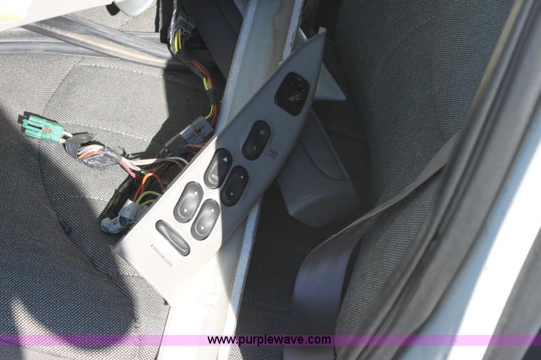 image for item G4951 2000 Ford Crown Victoria