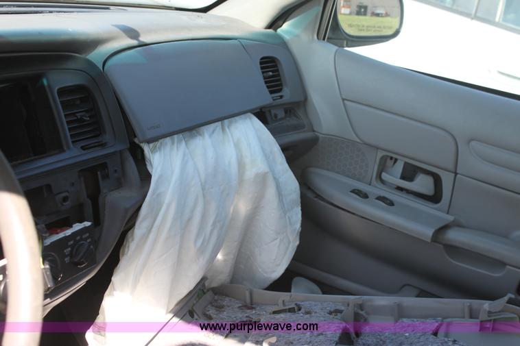 image for item G4951 2000 Ford Crown Victoria