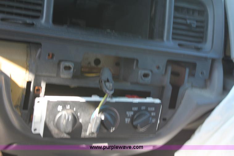 image for item G4951 2000 Ford Crown Victoria