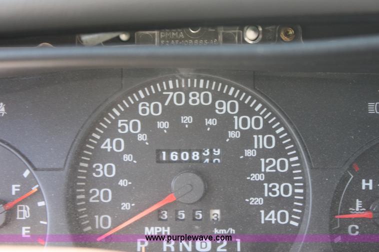 image for item G4951 2000 Ford Crown Victoria