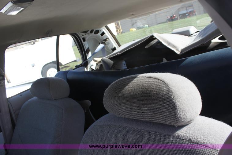 image for item G4951 2000 Ford Crown Victoria