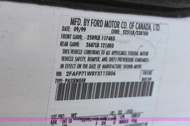 image for item G4951 2000 Ford Crown Victoria