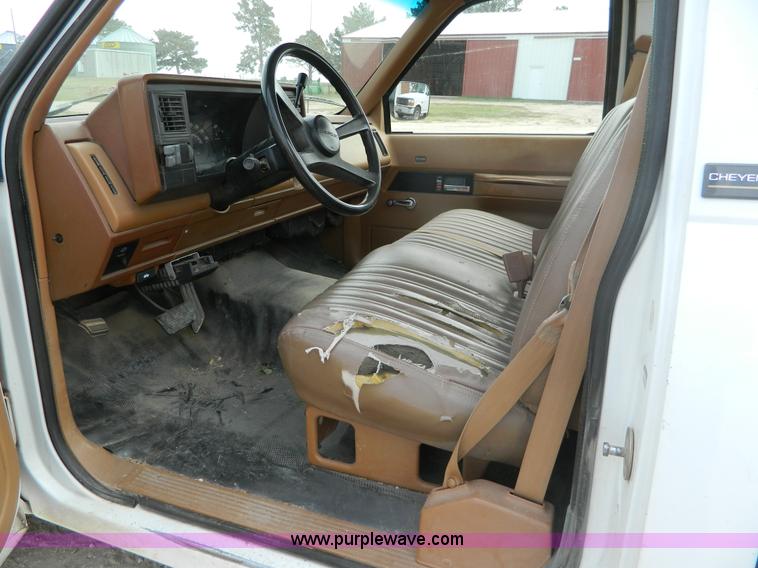 image for item T9443 1991 Chevrolet 1500 pickup truck