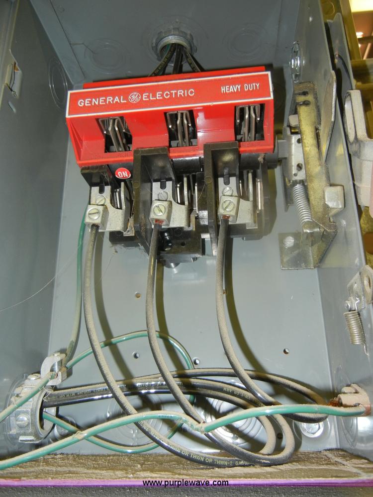 image for item U9504 2002 Grizzly 37" belt sander