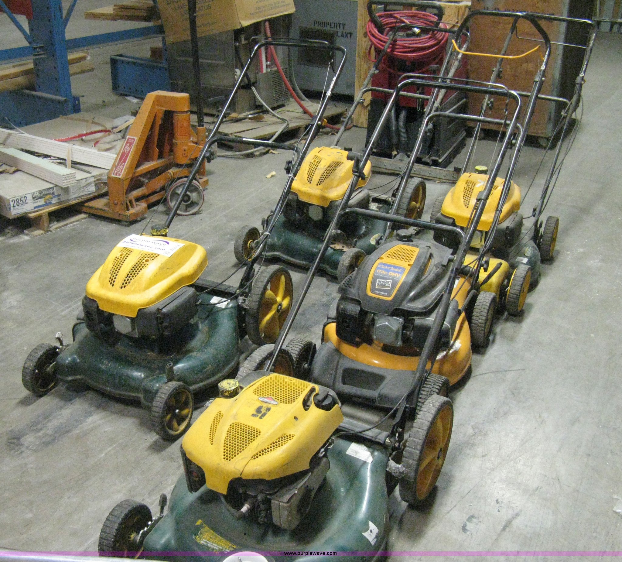 (5) push lawn mowers in Wichita, KS Item B8216 sold Purple Wave