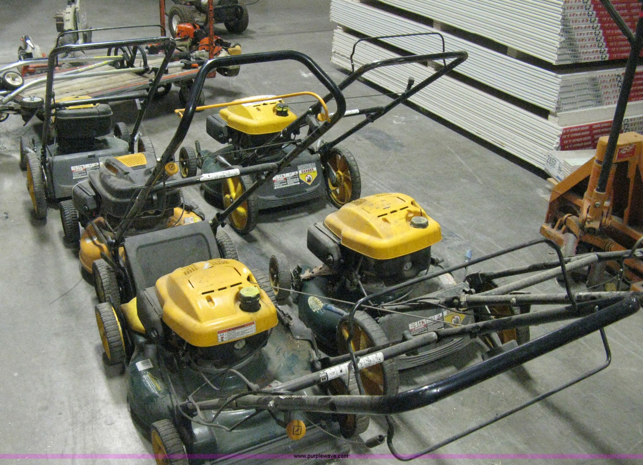 (5) push lawn mowers in Wichita, KS Item B8216 sold Purple Wave