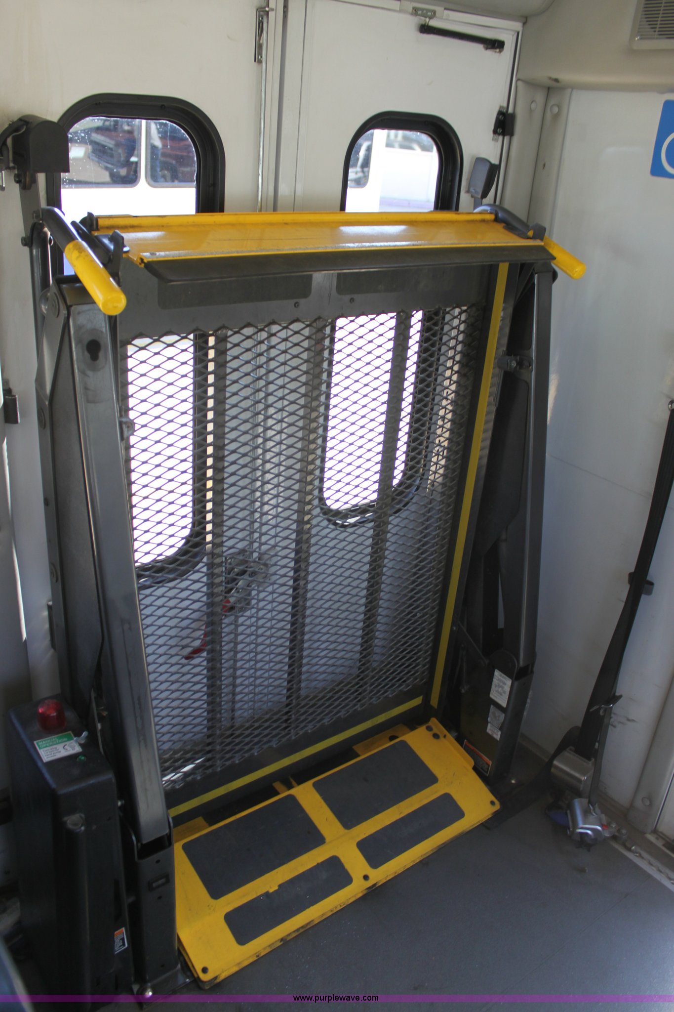 2007 Ford E450 Super Duty transit bus in Hutchinson, KS Item G4936