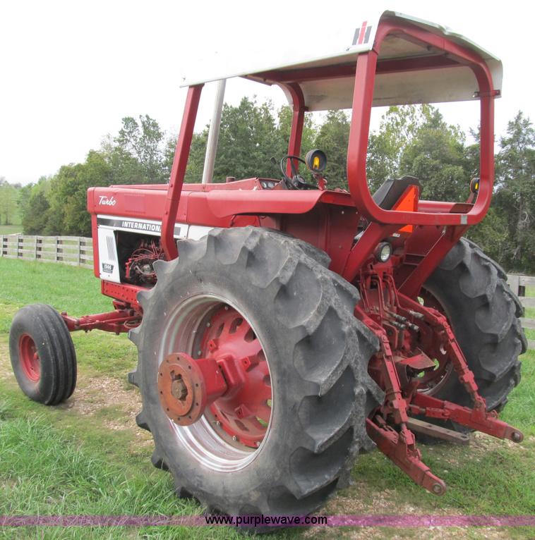 image for item B2879 1975 International Farmall 1566 tractor