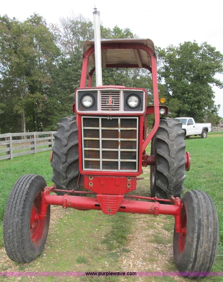 image for item B2879 1975 International Farmall 1566 tractor