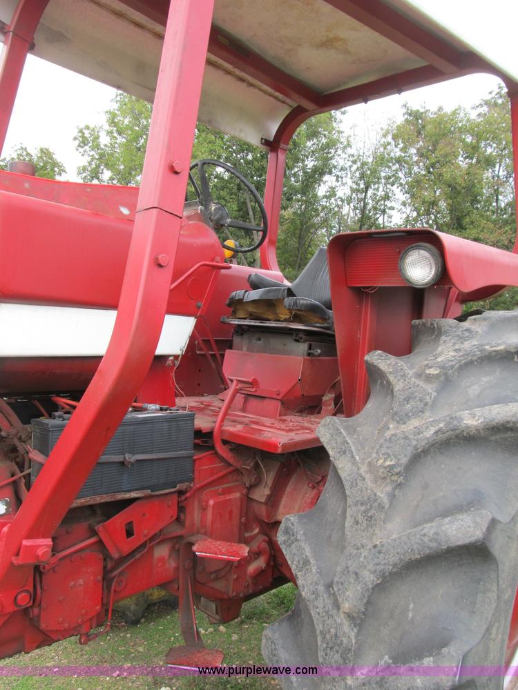 image for item B2879 1975 International Farmall 1566 tractor