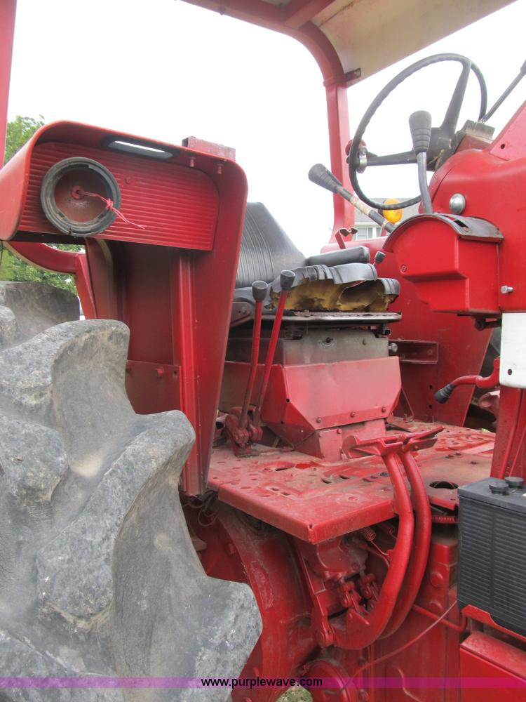 image for item B2879 1975 International Farmall 1566 tractor