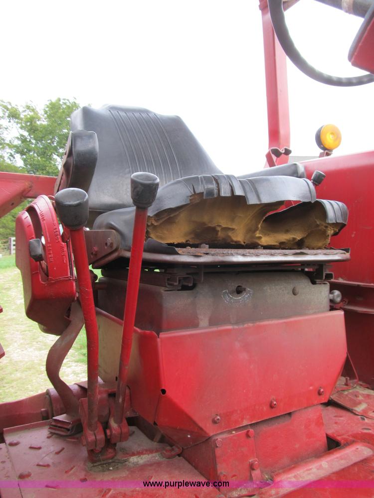 image for item B2879 1975 International Farmall 1566 tractor