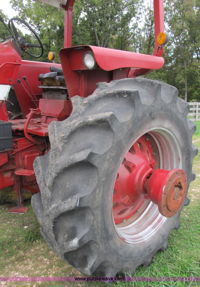 image for item B2879 1975 International Farmall 1566 tractor
