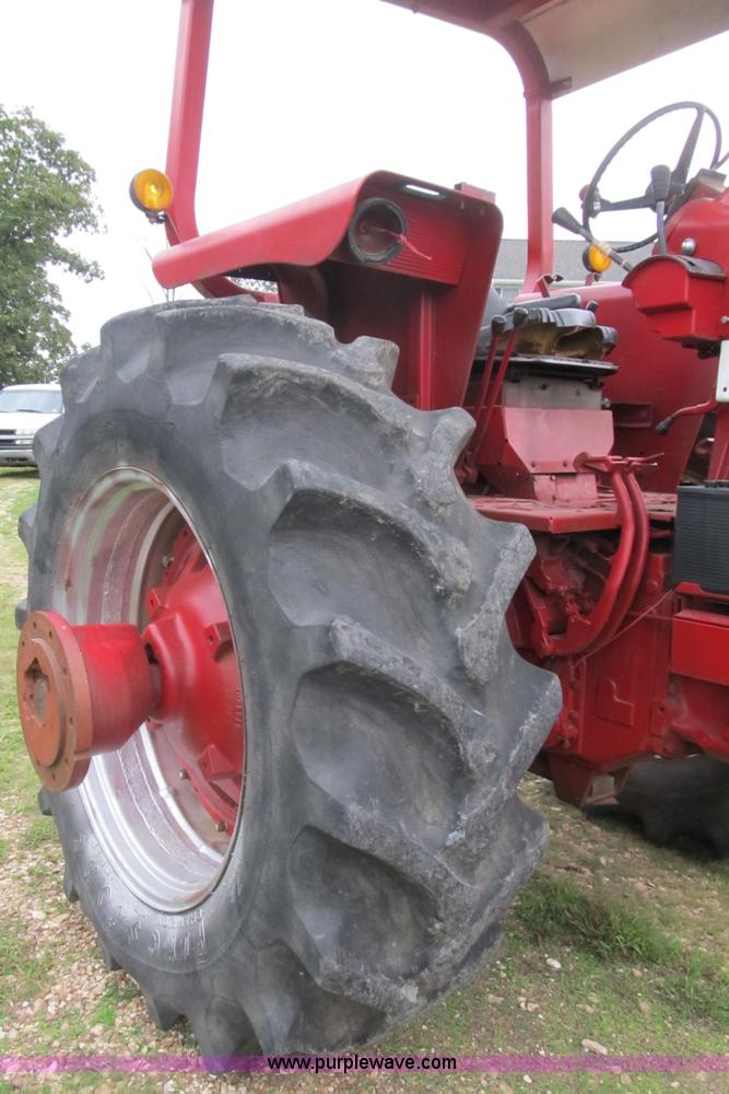 image for item B2879 1975 International Farmall 1566 tractor