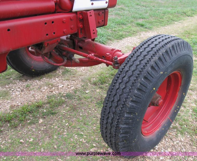 image for item B2879 1975 International Farmall 1566 tractor