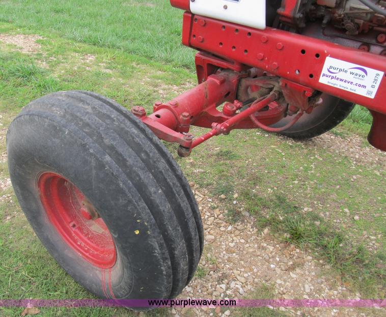 image for item B2879 1975 International Farmall 1566 tractor
