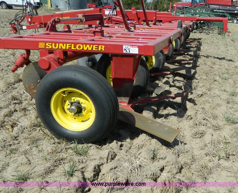 image for item B3872 Sunflower 7-5 sweep plow