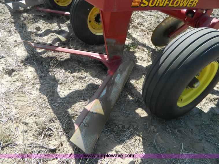 image for item B3872 Sunflower 7-5 sweep plow