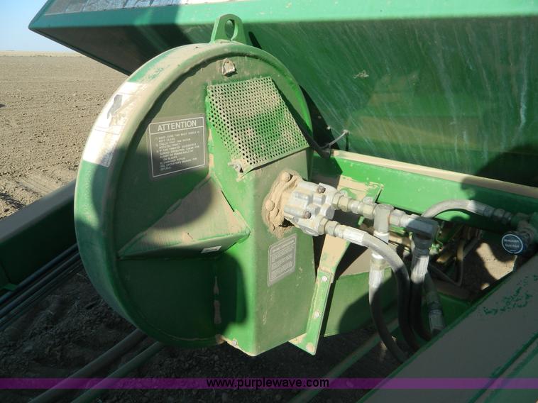 image for item B3886 John Deere 777 33' air seeder