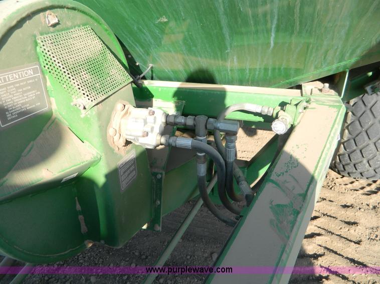 image for item B3886 John Deere 777 33' air seeder