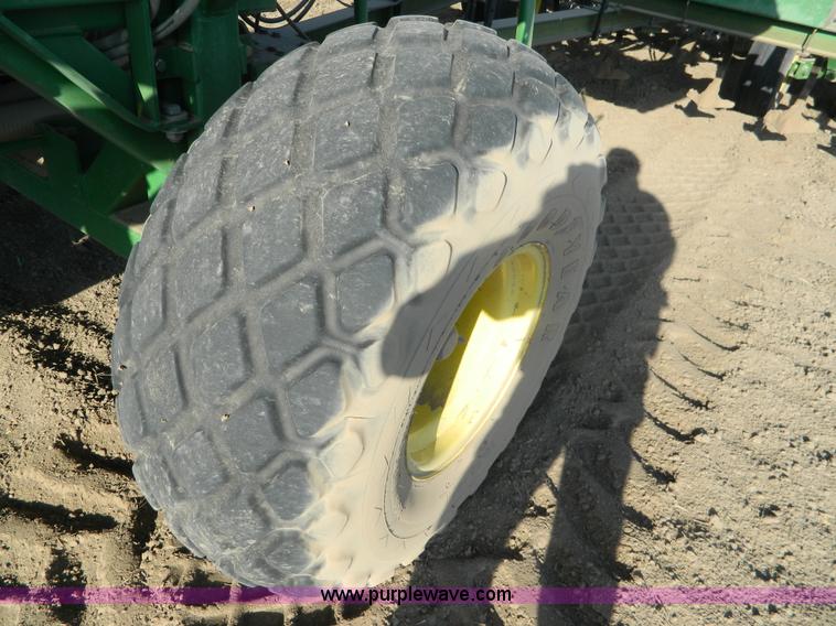 image for item B3886 John Deere 777 33' air seeder