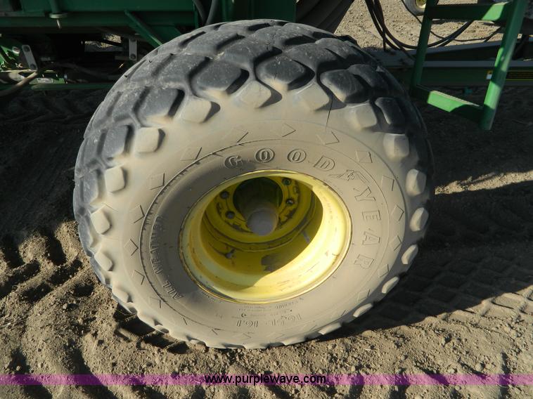image for item B3886 John Deere 777 33' air seeder