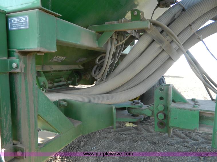 image for item B3886 John Deere 777 33' air seeder
