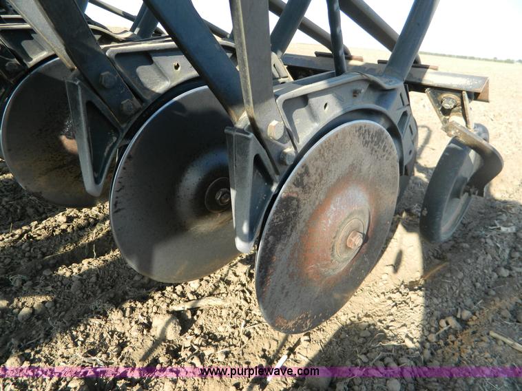 image for item B3886 John Deere 777 33' air seeder