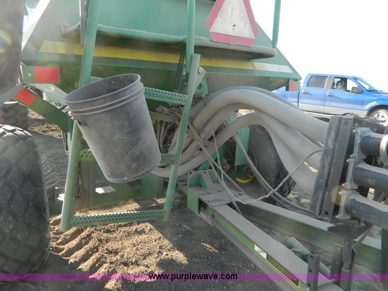 image for item B3886 John Deere 777 33' air seeder
