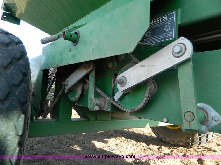 image for item B3886 John Deere 777 33' air seeder