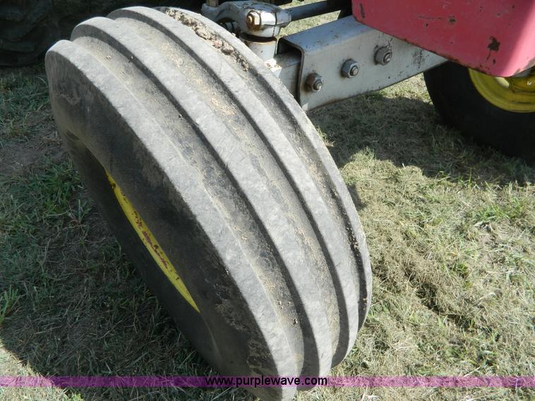 image for item B3888 1971 Massey Fergusen 1130 tractor