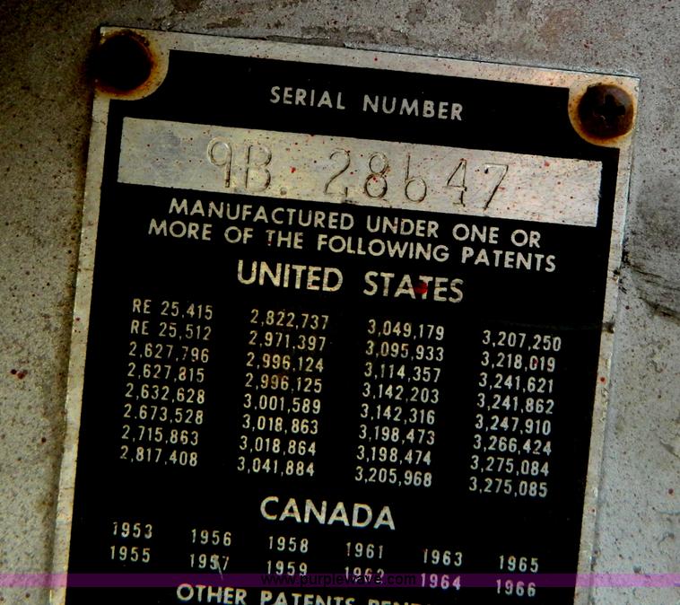 image for item B3888 1971 Massey Fergusen 1130 tractor