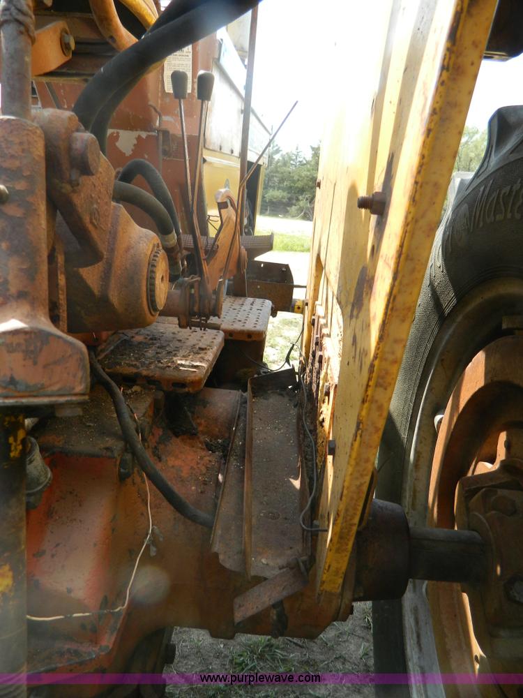 image for item B3889 1966 Minneapolis Moline G1000 tractor