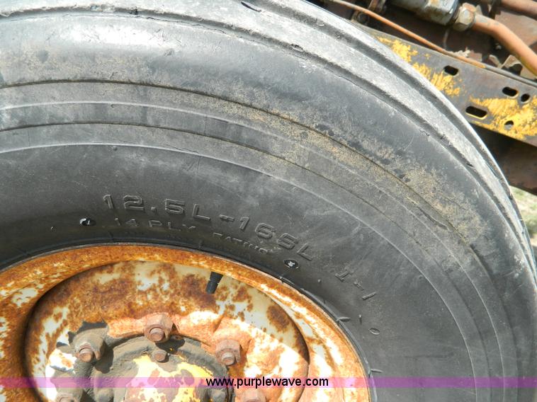 image for item B3889 1966 Minneapolis Moline G1000 tractor