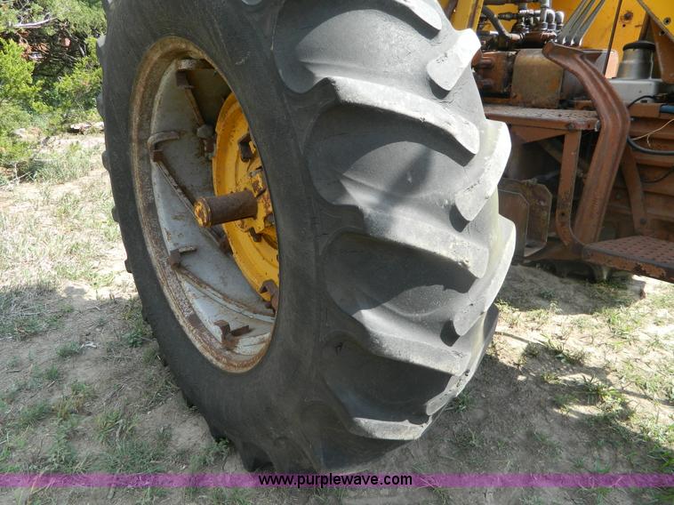 image for item B3889 1966 Minneapolis Moline G1000 tractor