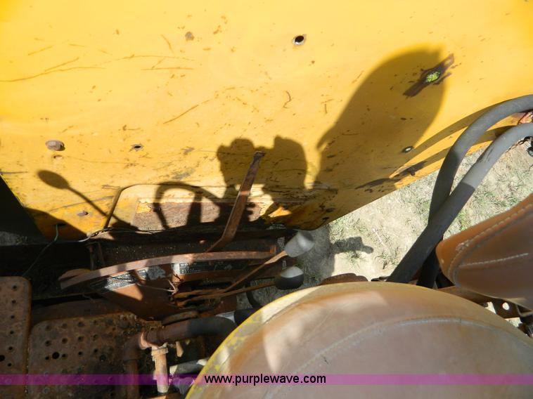 image for item B3889 1966 Minneapolis Moline G1000 tractor