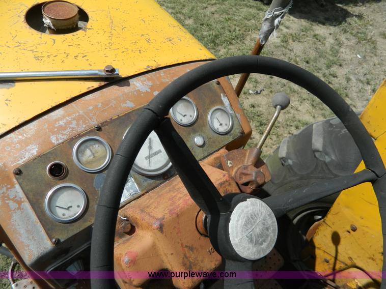 image for item B3889 1966 Minneapolis Moline G1000 tractor