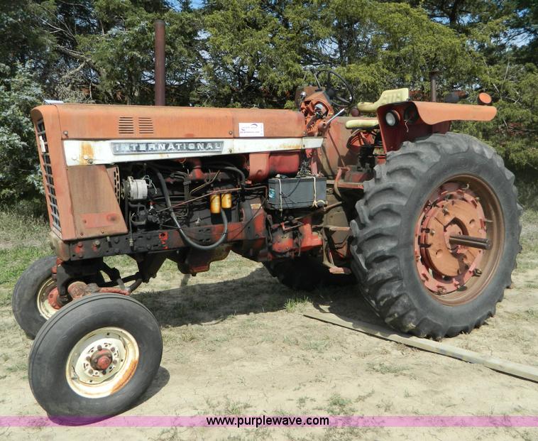 image for item B3892 1970 International Farmall 826 tractor