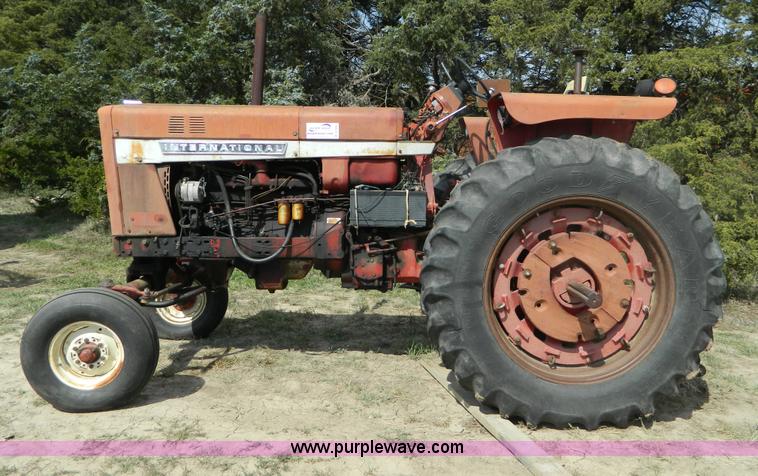 image for item B3892 1970 International Farmall 826 tractor