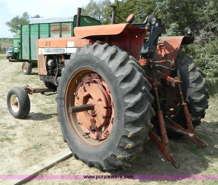 image for item B3892 1970 International Farmall 826 tractor