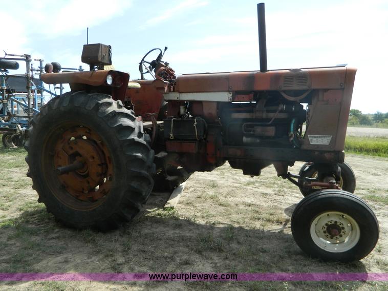 image for item B3892 1970 International Farmall 826 tractor