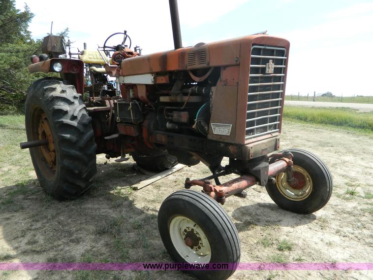 image for item B3892 1970 International Farmall 826 tractor