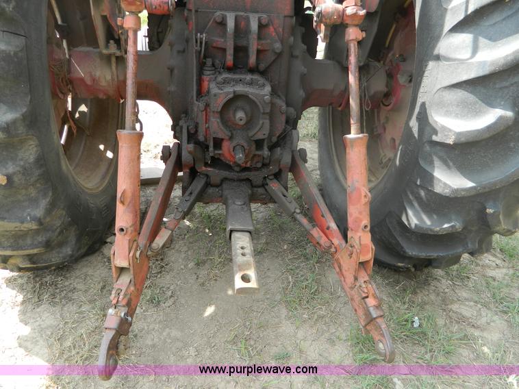 image for item B3892 1970 International Farmall 826 tractor