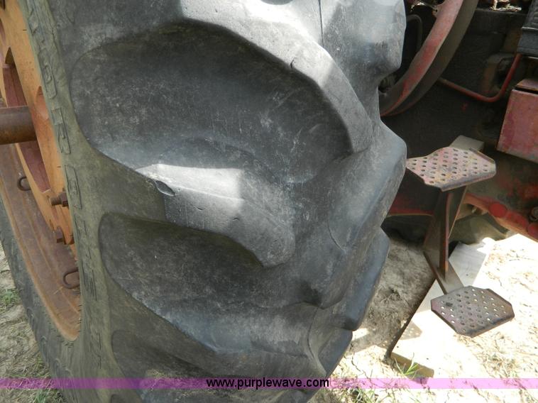 image for item B3892 1970 International Farmall 826 tractor