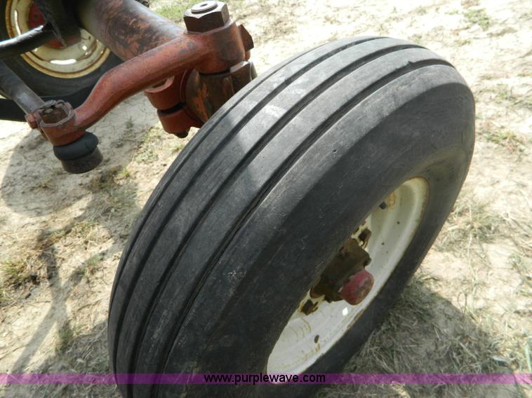 image for item B3892 1970 International Farmall 826 tractor