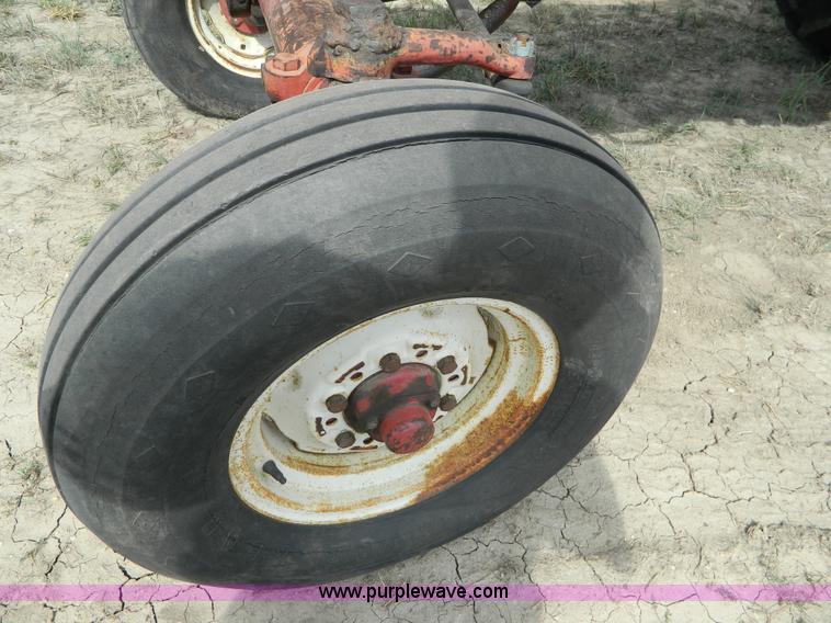 image for item B3892 1970 International Farmall 826 tractor