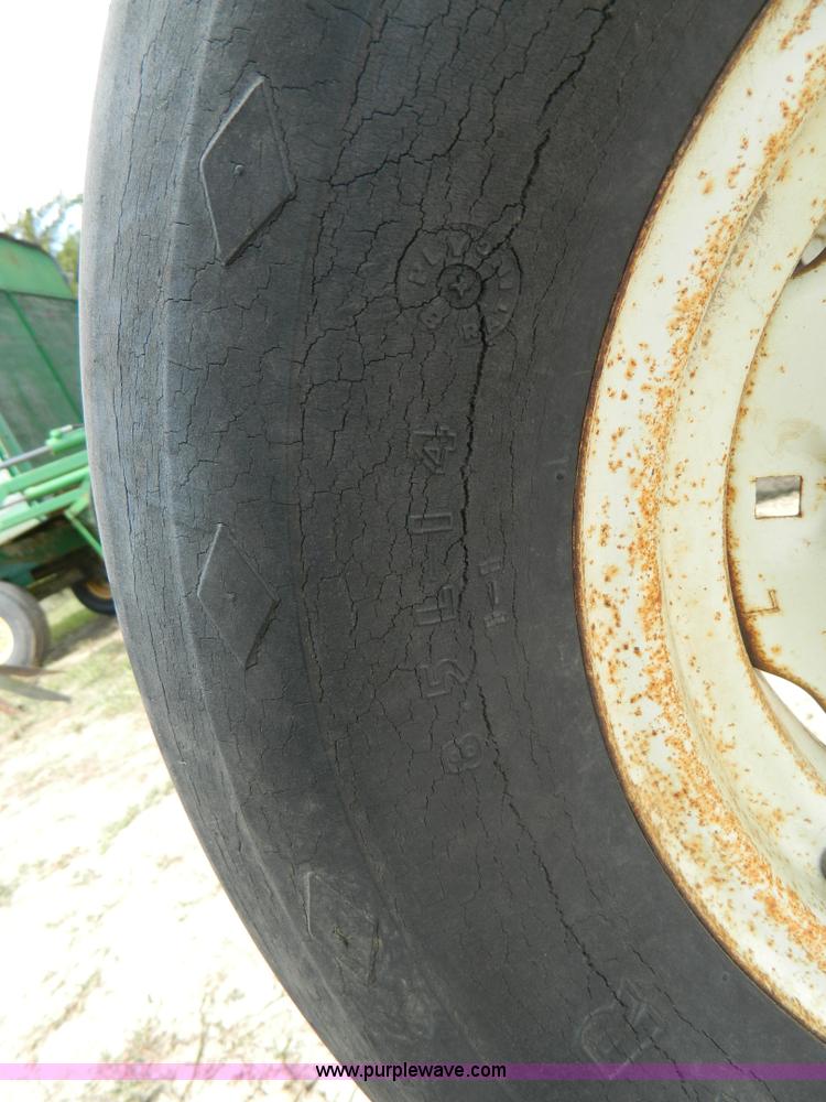 image for item B3892 1970 International Farmall 826 tractor