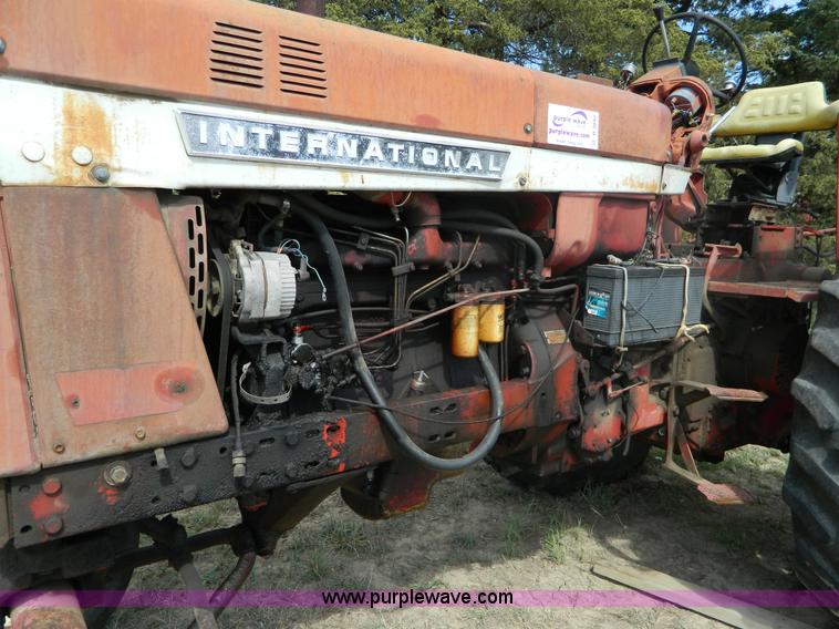 image for item B3892 1970 International Farmall 826 tractor