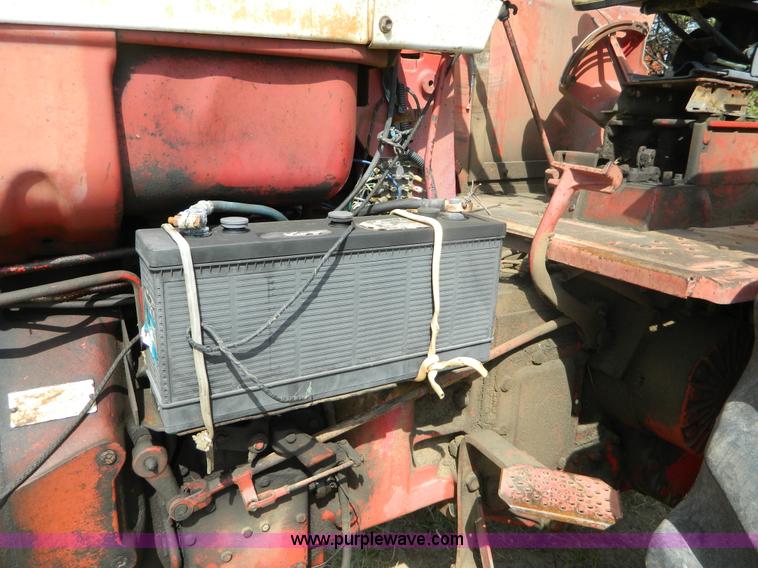 image for item B3892 1970 International Farmall 826 tractor